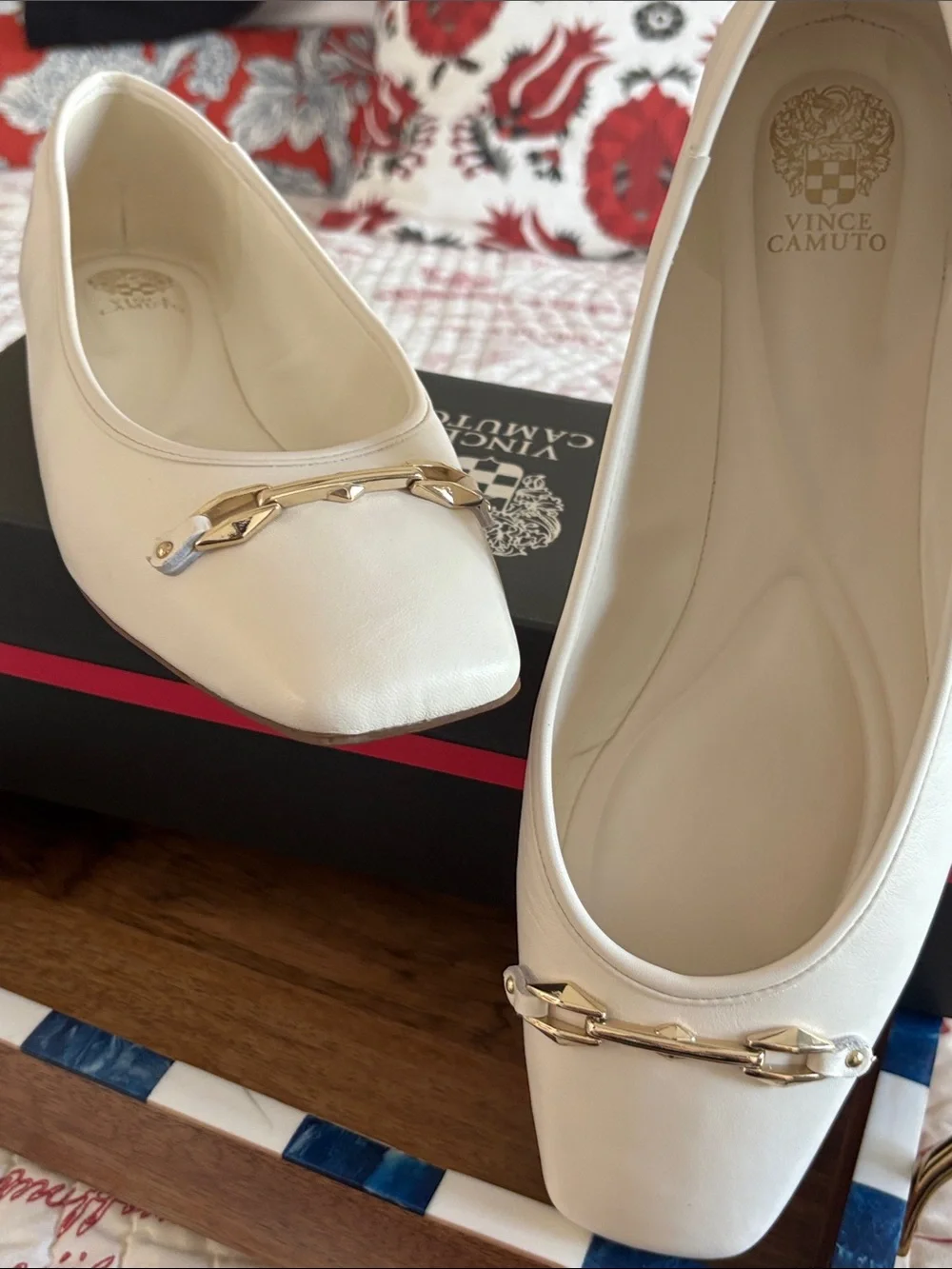 Vince Camuto Ivory Leather VIRNA Flats with Gold Hardware SZ 10M (Like New)